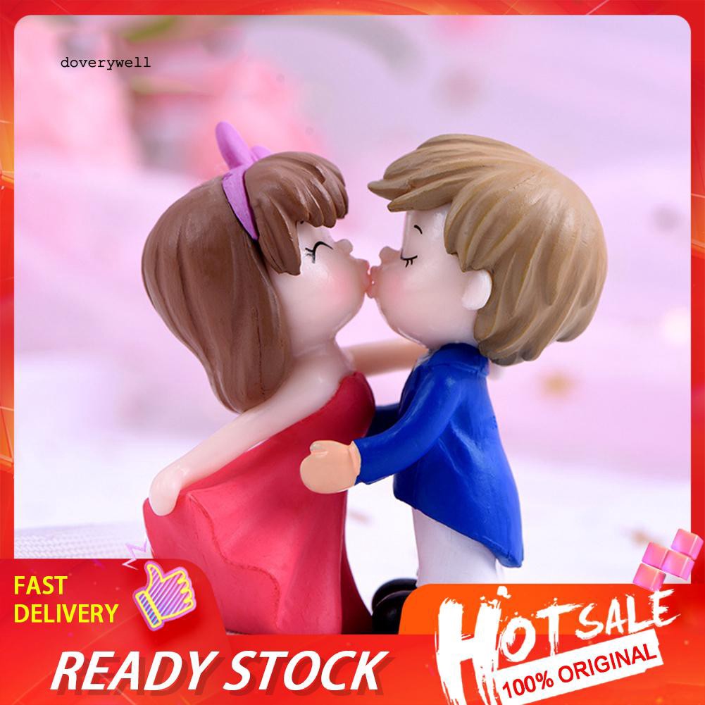 Mô hình cô dâu và chú rể đang hôn nhau chất liệu resin trang trí sân vườn