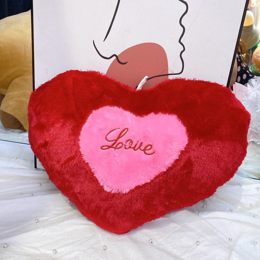 Gối ôm hình trái tim đỏ thêu họa tiết chữ LOVE dễ thương 30x40cm