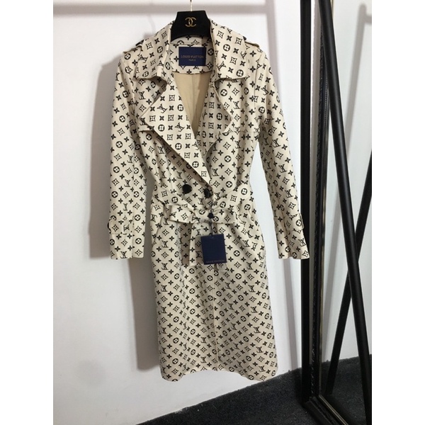 Áo khoác mangto dáng dài cho nữ thương hiệu thời trang cao cấp Louis Vuitton hoạ tiết logo LV