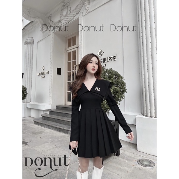 [Mã FAMARAL1 giảm 10K đơn 50K] Váy đen cổ V vạt phối lưới