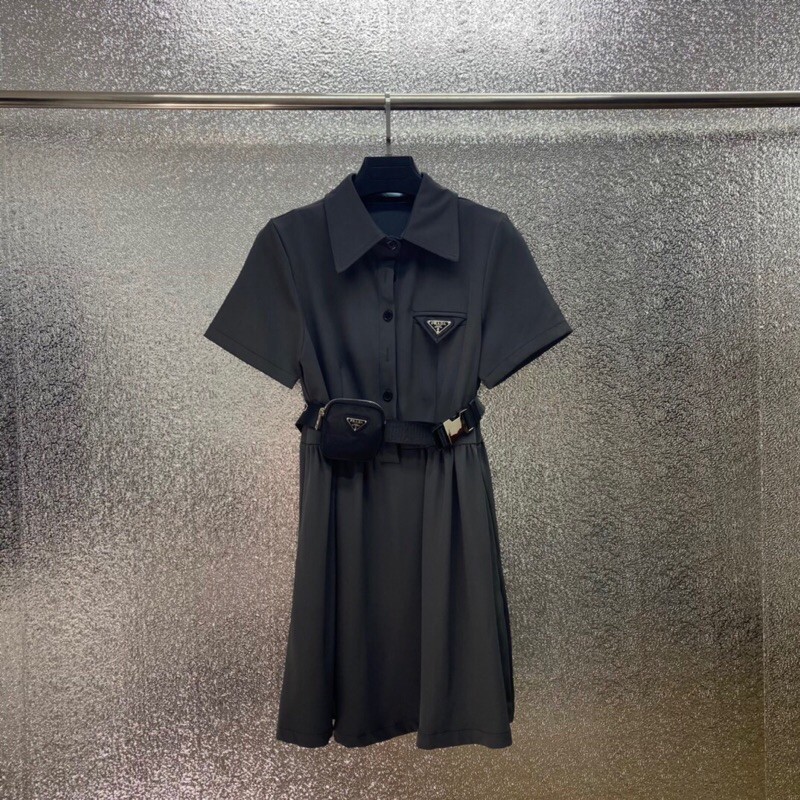 váy polo nữ ngắn tay phụ kiện thắt lưng + túi nhỏ logo đính ngực prada