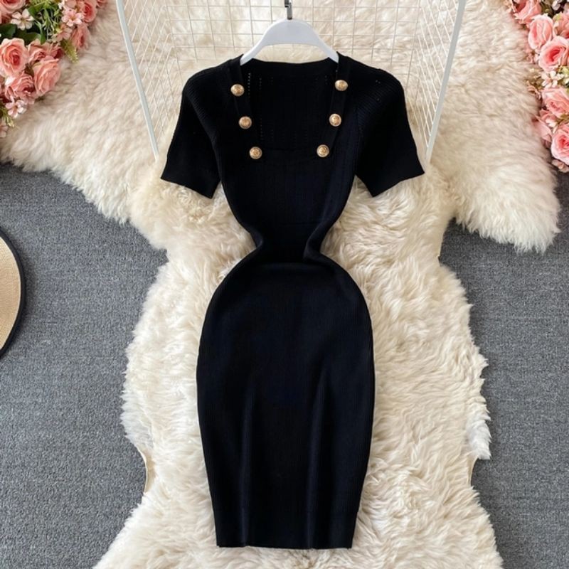 Đầm len body cổ vuông đính nút