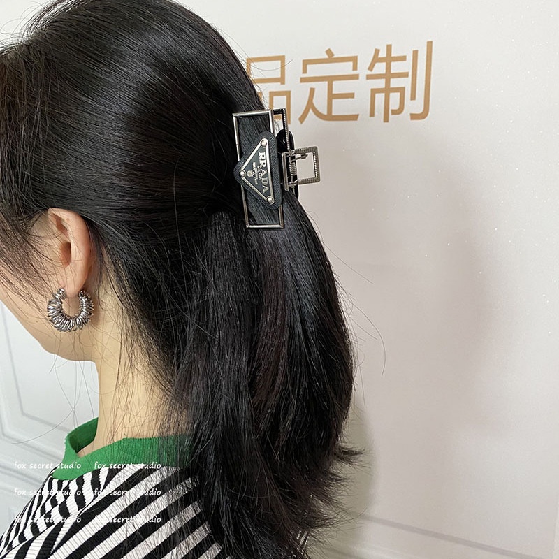 Kẹp Tóc Kim Loại Hình Tam Giác In Chữ Lớn Thời Trang Cao Cấp