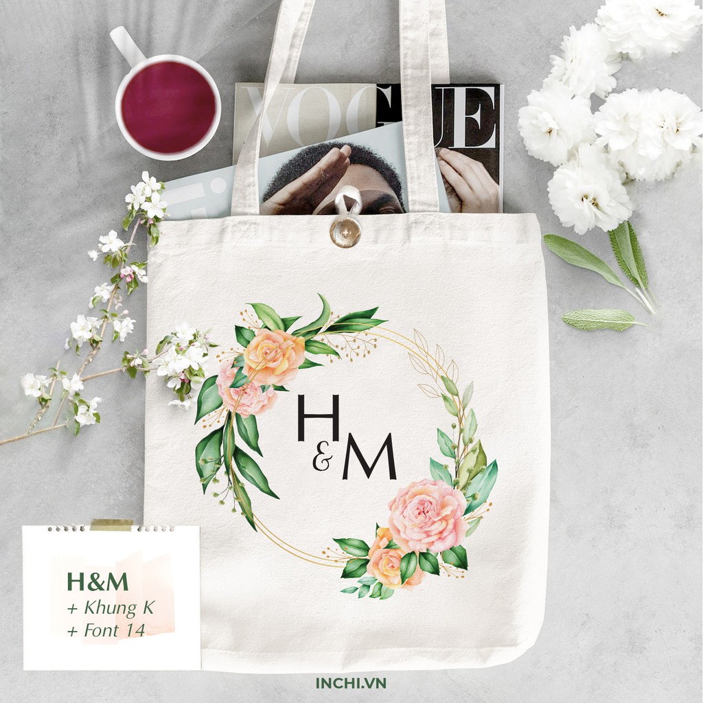 TÚI TOTE IN TÊN THEO YÊU CẦU PHỐI KHUNG HOA BẮT MẮT VẢI CANVAS CÓ KHÓA MIỆNG PHONG CÁCH VINTAGE.
