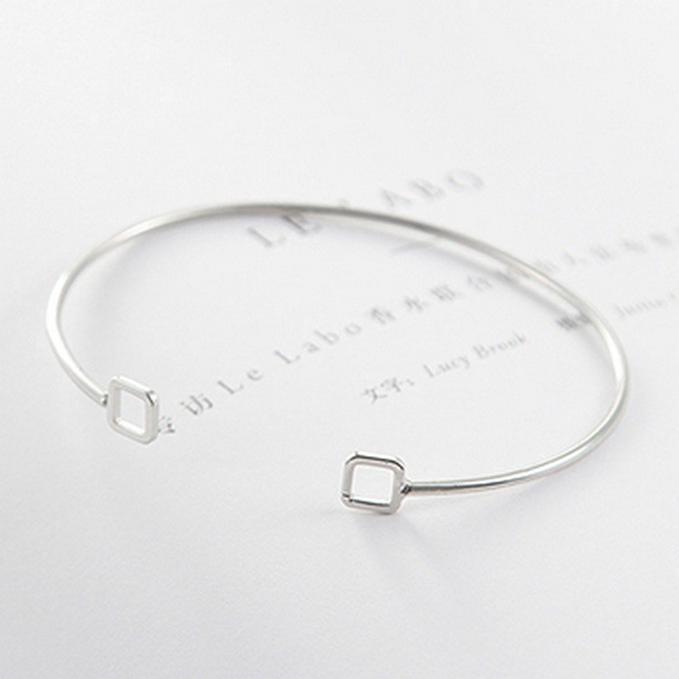 Vòng tay hợp kim mở nhỏ xinh dễ thương dành cho nữ | BigBuy360 - bigbuy360.vn