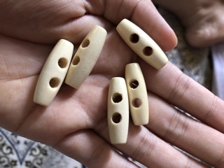 Nút gỗ dài trang trí 15k/5 cái