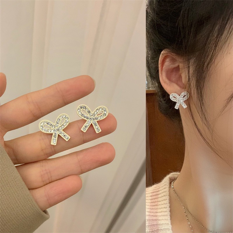 Khuyên tai nơ trắng đính ngọc xinh tươi KA13 Mayconner