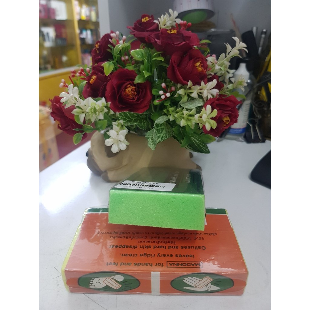 Đá và xốp chà gót chân.