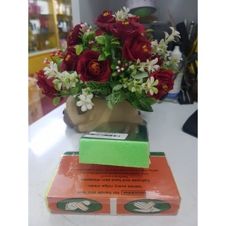 Đá và xốp chà gót chân.