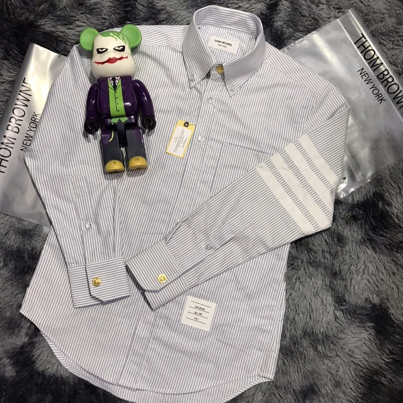 Áo sơ mi Thom Browne sọc xanh nhạt, viền 4 sọc xám, cúc vàng