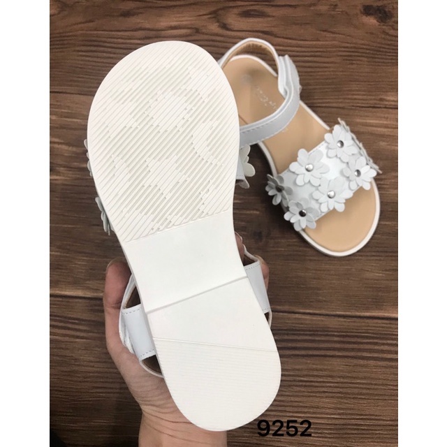 Lỗi nhẹ - SALE SỐC- Sandal Bé Gái Emilee Xuất dư xịn- Mầu trắng và vàng- Size 25,26, Changin shop