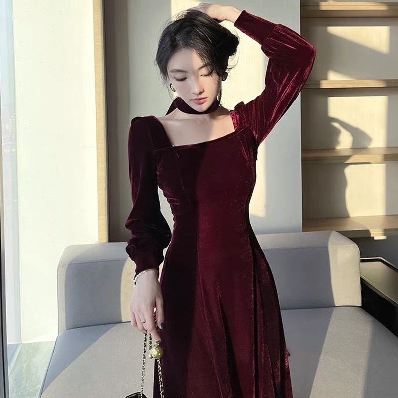 VÁY CỔ VUÔNG NỮ