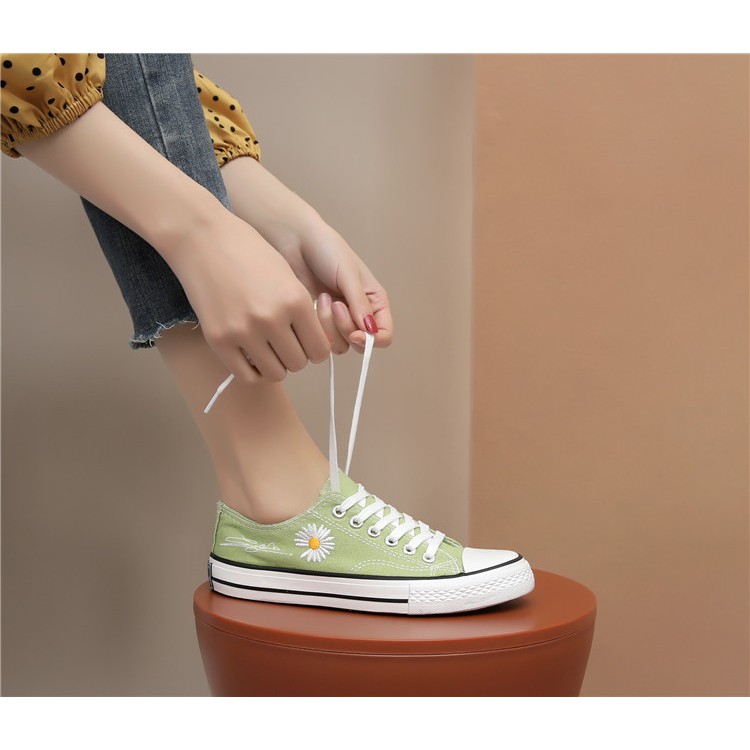 Giày Sneaker Nữ Kiểu Dáng CV Thêu Hoa Cúc Với Chữ Ký Độc Đáo