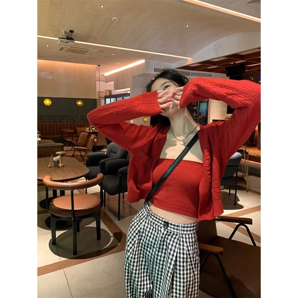 Set áo cardigan + áo quây croptop đỏ noel + quần dài ống rộng cạp cao xẻ gấu kẻ caro đen trắng Yannie