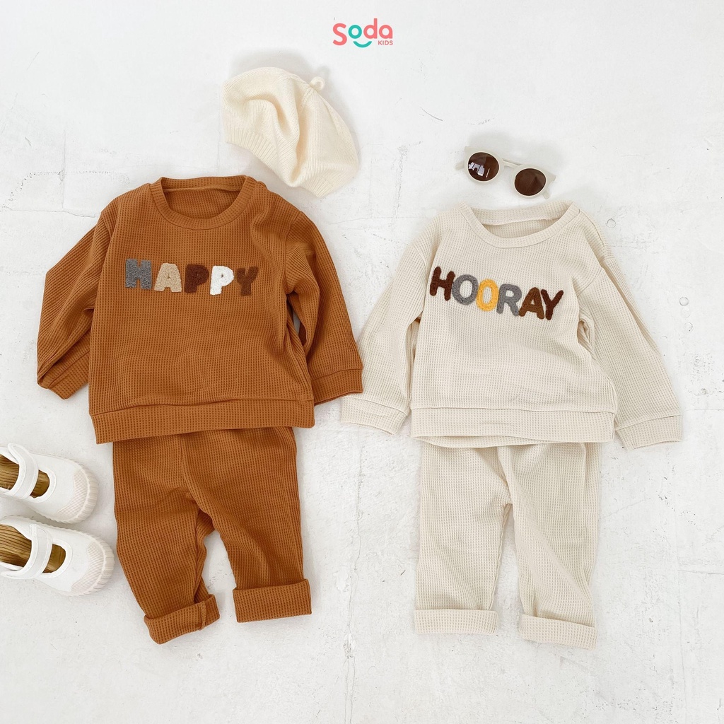 Bộ quần áo dài tay cho bé chất liệu waffle thun tổ ong, thêu nổi chữ HAPPY và HOORAY phong cách Hàn Quốc