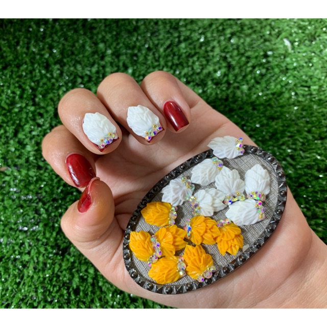 Hoa bột nữa ôm móng