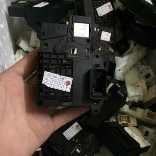 Công tắc khóa cửa máy giặt LG 4 chân hàng hãng