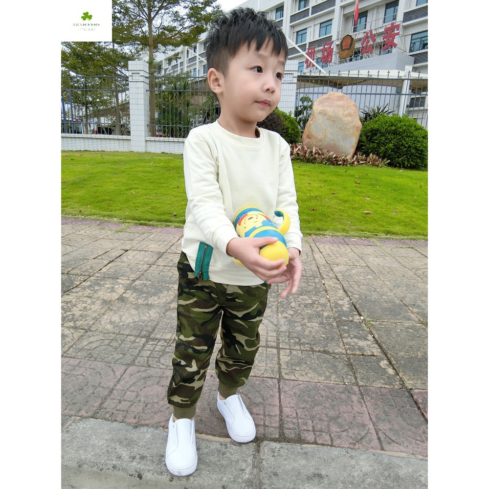 Áo thun dài tay bé trai in hình cờ có khóa kéo hai bên