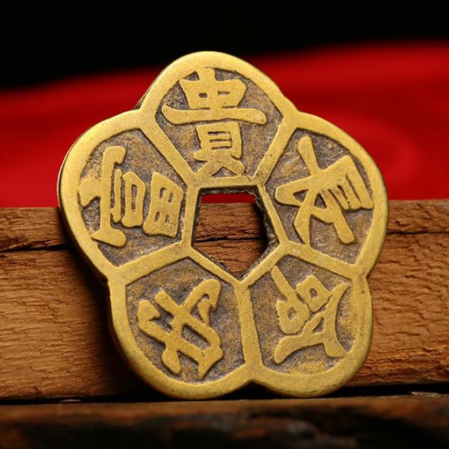 Đồng tiền hoa mai phong thủy bỏ ví chiêu tài