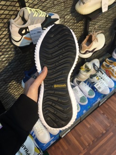 Giày sneaker