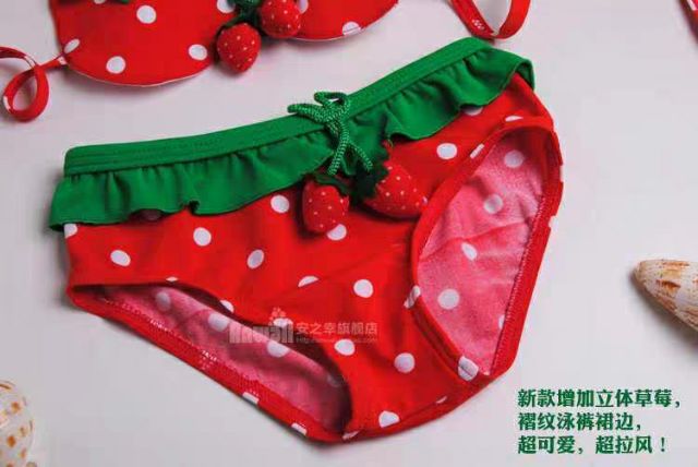 Bikini  đi biển quả dâu cực xinh cho bé