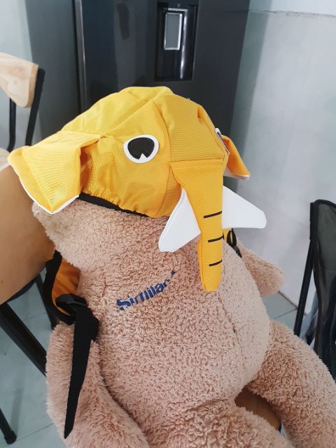 Ba lô có nón đầu thú quà tặng khuyến mãi từ sữa Nan cho bé.