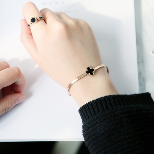 Lắc Tay Mì Sợi To Và Cỏ 4 Lá Titan Ko Đen TT 2763