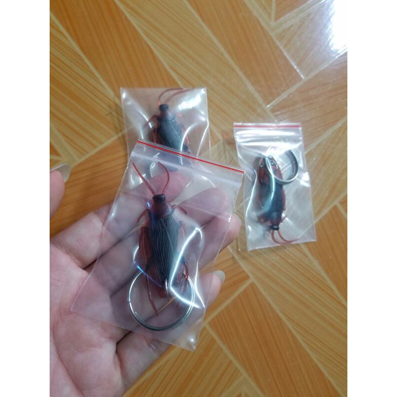 Móc khóa hình con gián như thật