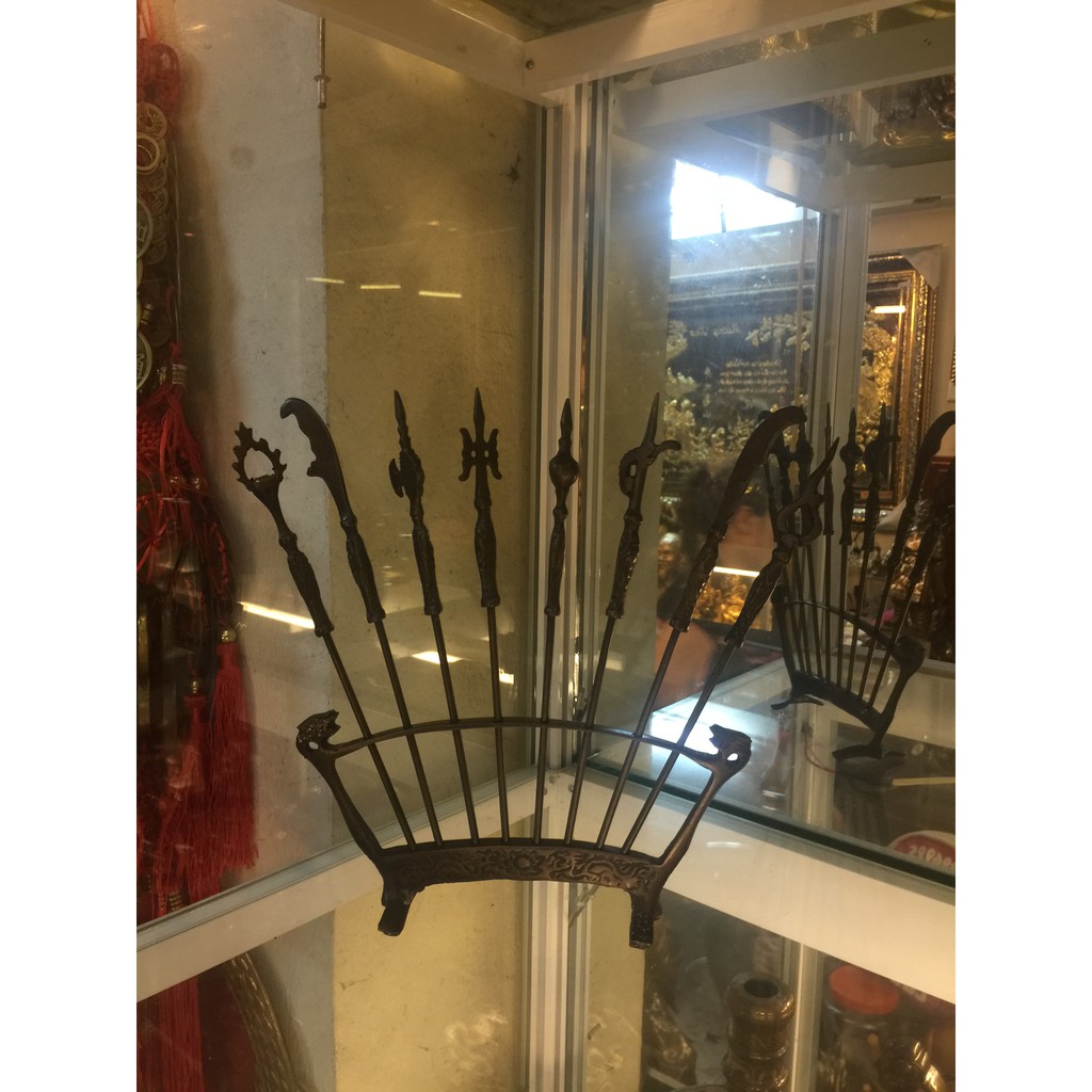 Bộ bát bửu chấp kích bằng đồng bày bàn thờ gia đình