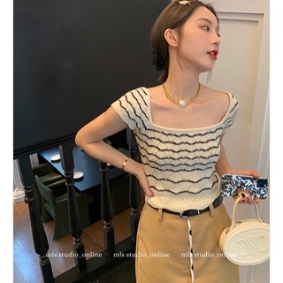Áo len hoạ tiết cổ vuông