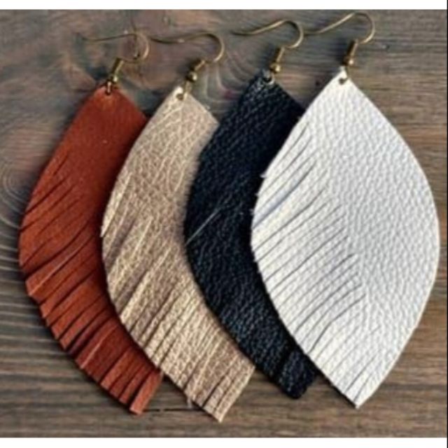 Khuyên tai bằng da thủ công