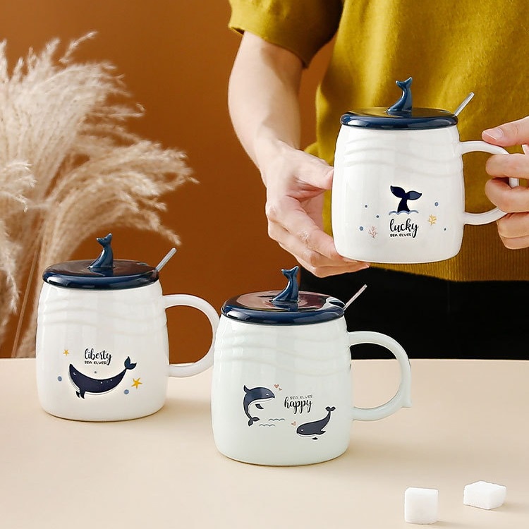 Cốc sứ KᕼẮᑕ TÊᑎ 𝘁𝗵𝗲𝗼 𝘆𝗲̂𝘂 𝗰𝗮̂̀𝘂 in hình 𝗕𝗟𝗨𝗘 𝗪𝗛𝗔𝗟𝗘 cá voi xanh độc lạ 470ml ly sứ uống nước 𝗟Y̲ᑕ𝗨P có nắp quà tặng decor