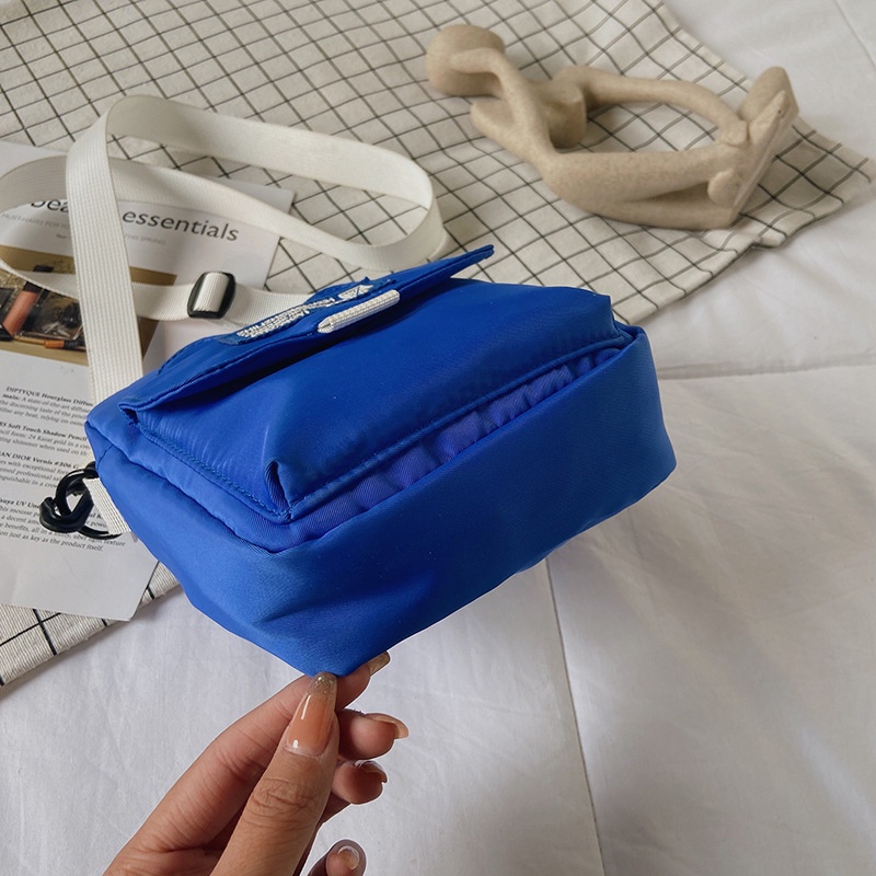 Túi Đeo Chéo Dáng Vuông Nhỏ Chất Liệu Nilon Màu Xanh Dương Mẫu Mới