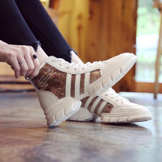 Giày sneaker
