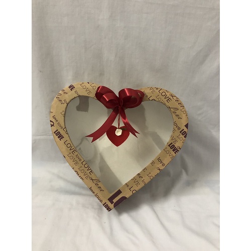 Hộp quà trái tim mặt kiếng đường kính 27 cm cao 7 cm/hộp