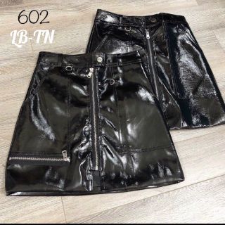 Chân váy da bóng khoá trước
