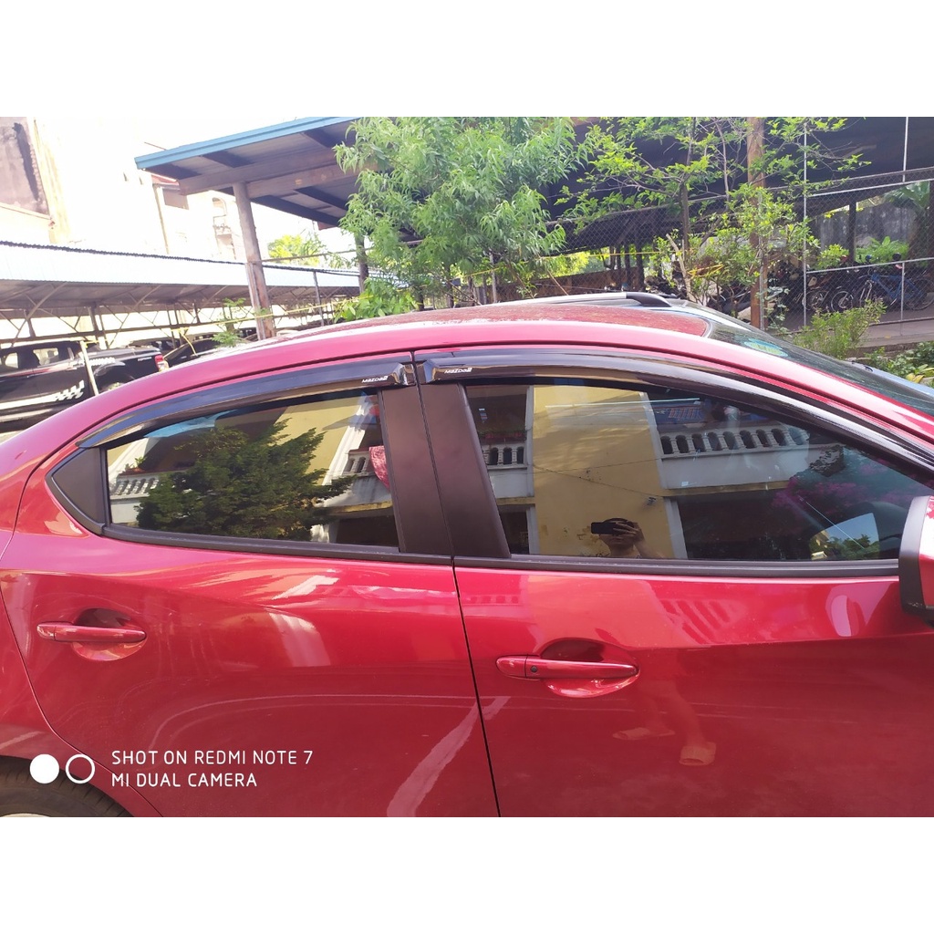 Vè che mưa Mazda 2 sedan 2014-2019 hàng đen đẹp ảnh thật