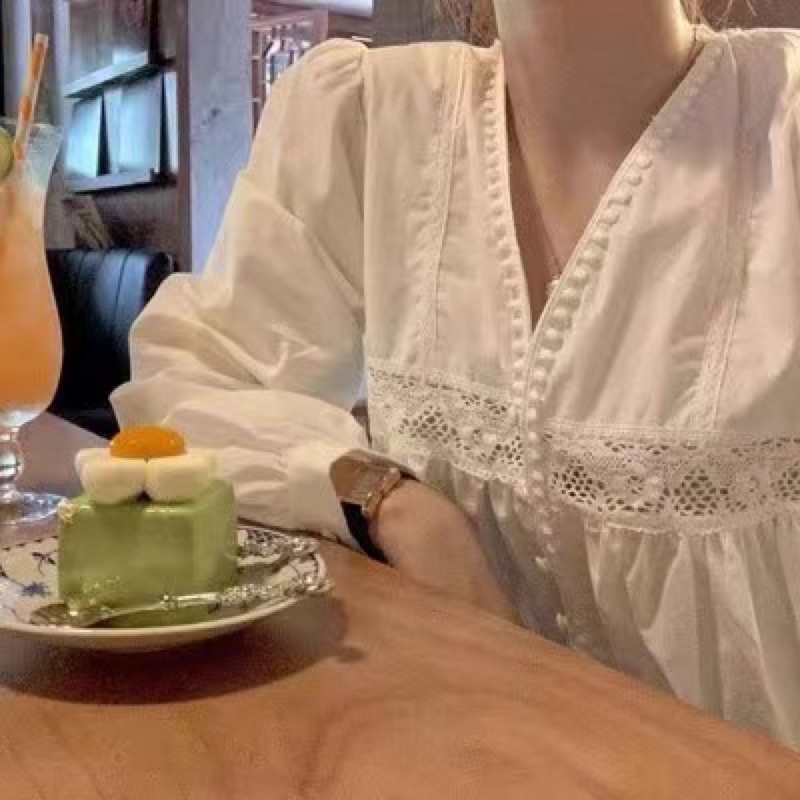 Áo sơ mi tay lửng thêu ren cổ chữ V