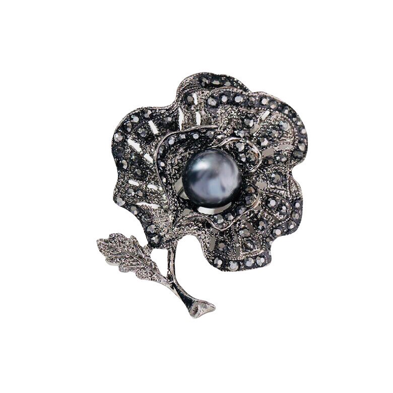 Madam Dzi - Cài áo cành hoa