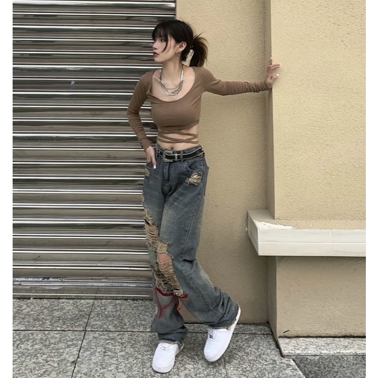 QuầnJeans Bò Rách Gối Thêu Chỉ Đỏ Kèm Áo Croptop (hàng order)