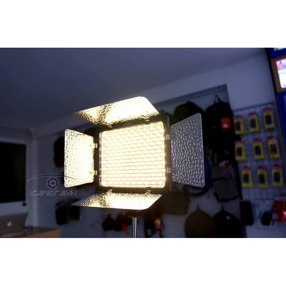 ĐÈN LED QUAY PHIM CHUYÊN NGHIỆP YONGNUO YN300-III Tăng thêm độ sáng cho hình ảnh quay phim