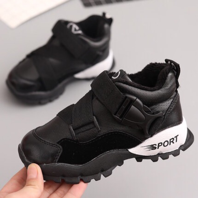 Giày sneakers cược chất cho bé