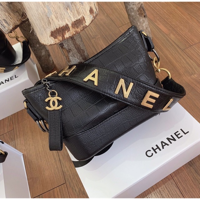 Túi đeo chéo  hobo da cá sấu màu đen quai đeo bản to in logo  siêu hot hàng sịn fullbox có hộp nam châm