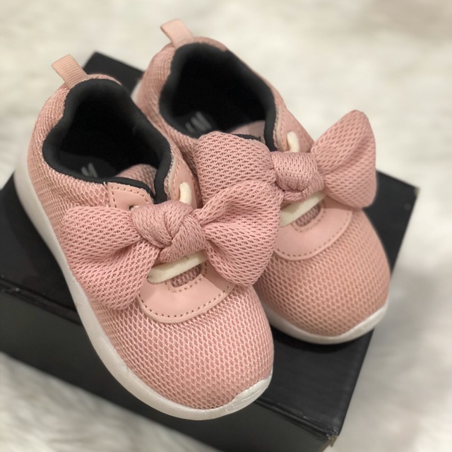 Giày H&M hồng