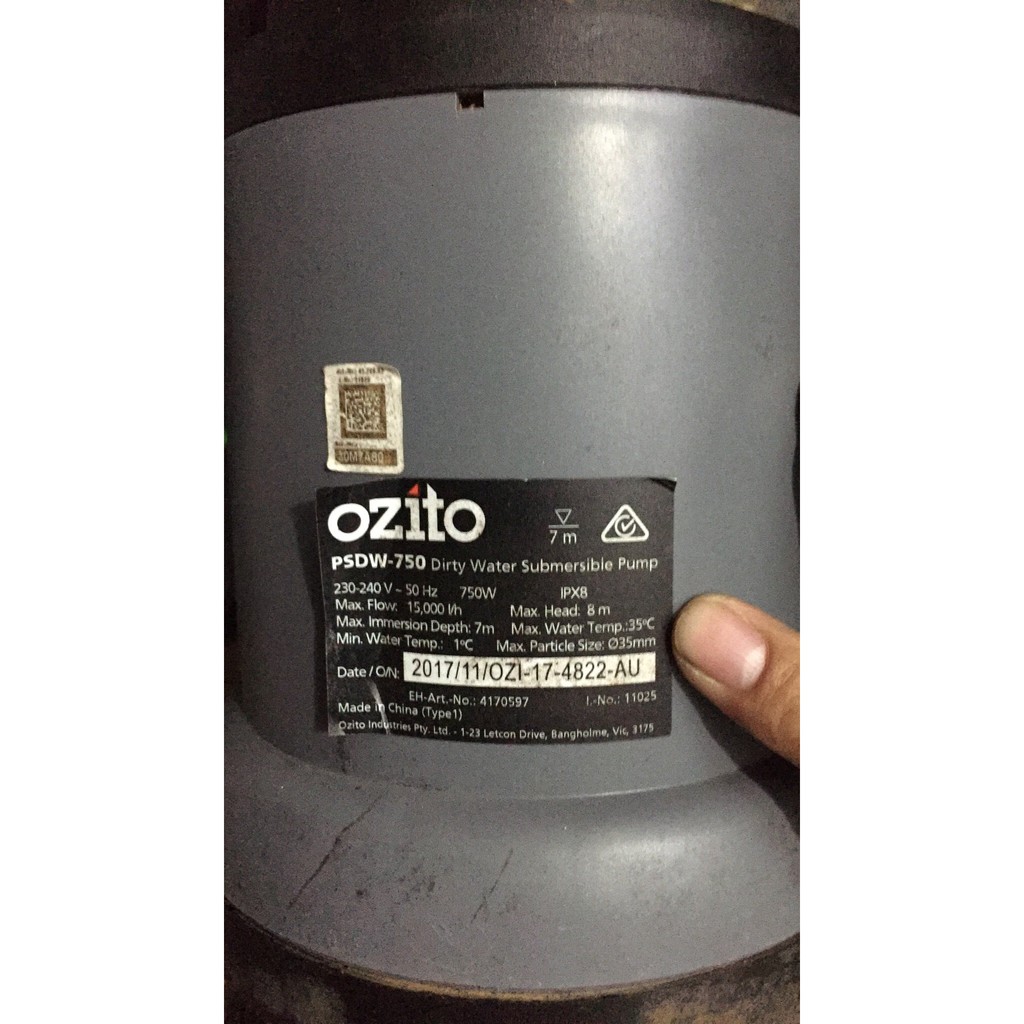 Máy bơm nước chìm OZITO 750W 15000L/HR PSDW-750