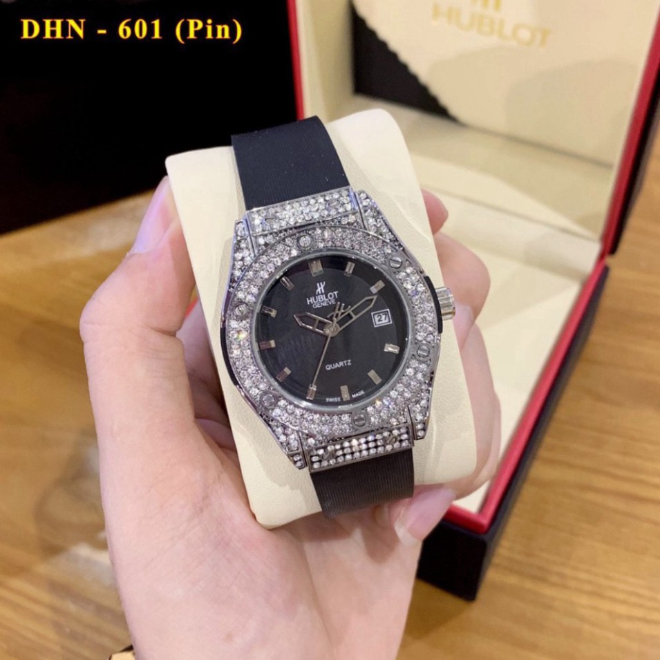 (Hublot hương vani) Đồng hồ nam Hublot mặt tròn đính đá máy pin dây cao su thơm vani DH601 - Đồng hồ Hulo