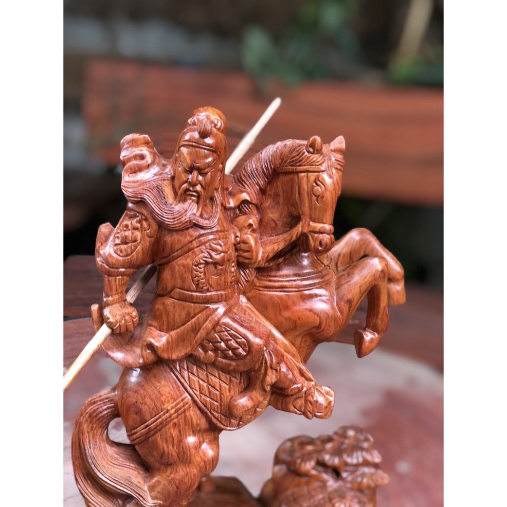 Tượng quan công cưỡi ngựa