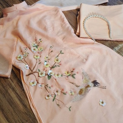 Áo dài cách tân tơ oganza 4 tà kết chim đào màu phớt hồng áo dài cách tân kết đính MS14 .