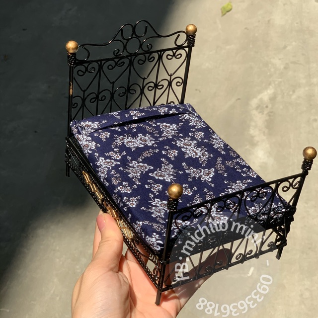 Mô hình giường sắt mini cho nhà búp bê tháo được đệm