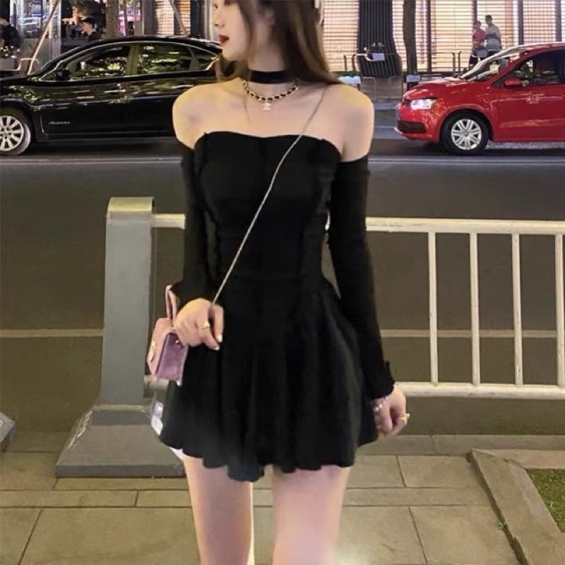 Áo choker trễ vai màu đen và xanh tay dài